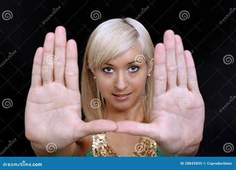 Belles Trames Blondes Son Visage Avec Ses Mains Image Stock Image Du