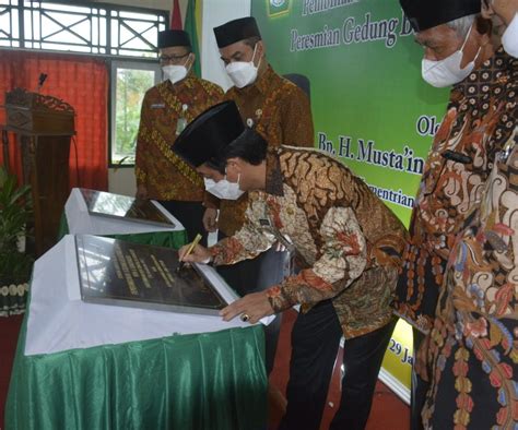 Kakanwil Meresmikan Gedung Baru Lima Ruang Kelas Min Sukoharjo