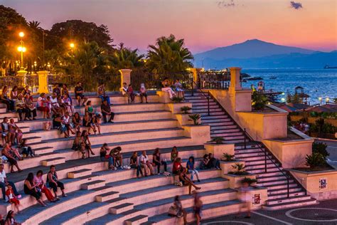 Lungomare Di Reggio Calabria Con Vista Sulletna Servizi