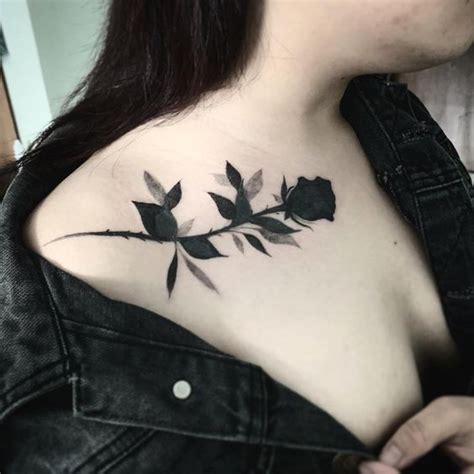 Tatuaje Flor Rosa Negra Atravesando El Pecho Tatuajes Para Mujeres