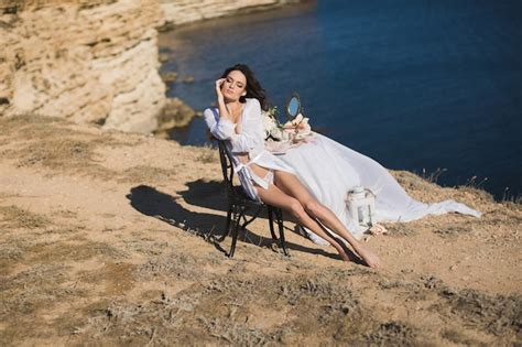 Garota De Lingerie No Topo De Uma Montanha Vista Para O Oceano Encargos Da Noiva Manh Da