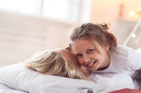 Scène De Famille Heureuse Mère Et Fille Dans Un Lit Photo Gratuite