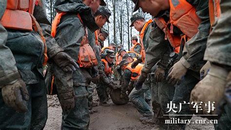 洪水不退，我们不退！解放军和武警部队官兵奋战抗洪一线 每日头条