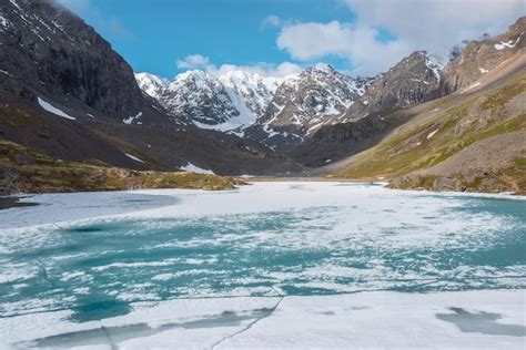 Paisaje Monta Oso Atmosf Rico Con Lago Alpino Congelado Y Altas