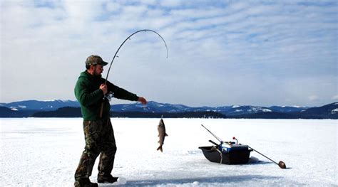 Best Ice Fishing Fish Finder { Reviews & Buying Guide } 2020