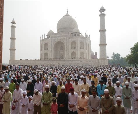 Eid Ul Fitr 2022 दो साल बाद ताजमहल में हुई ईद की नमाज गले मिलकर दी