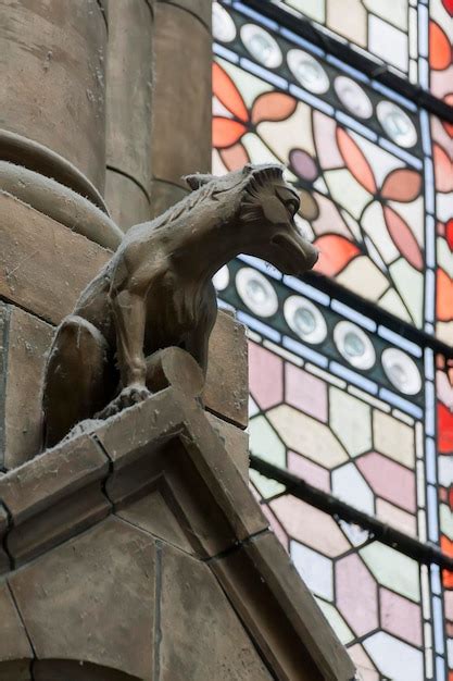 Una Estatua De Un Gato En Un Edificio Foto Premium