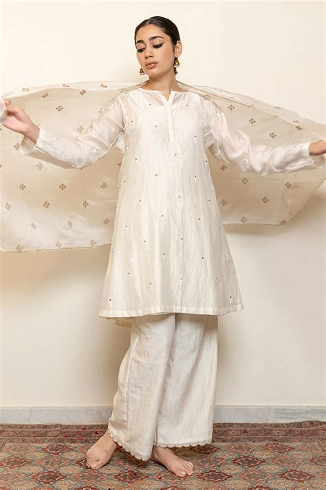 Buy Ivory Chanderi Silk Embroidered Thread Floral Butti Kurta Pant Set