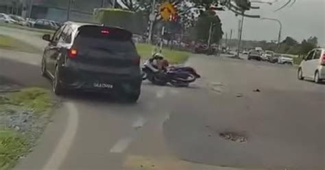 Video Elak Jalan Berlubang Dekat Kuching Penunggang Motor Berpusing