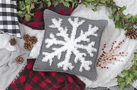 THNLife - Snuggly Snowflake Pillow Crochet Pattern | Ali Wholihan