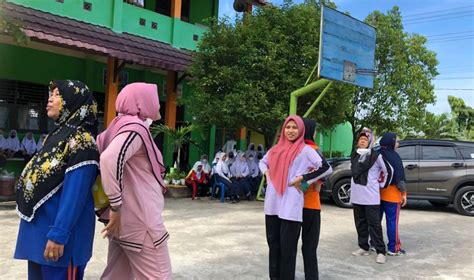 Lomba Lari Balon Guru Dan Pegawai MTs Negeri 1 Muara Enim Pada Momentum