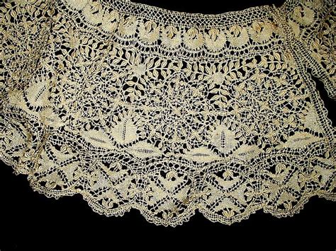 Antique 19th Century Victorian Handmade Silk Maltese Bobbin Lace Collar