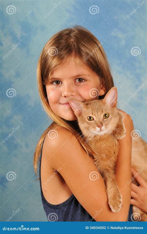 Filles De Sourire Avec Le Chaton Somali De Faon Photo Stock Image Du