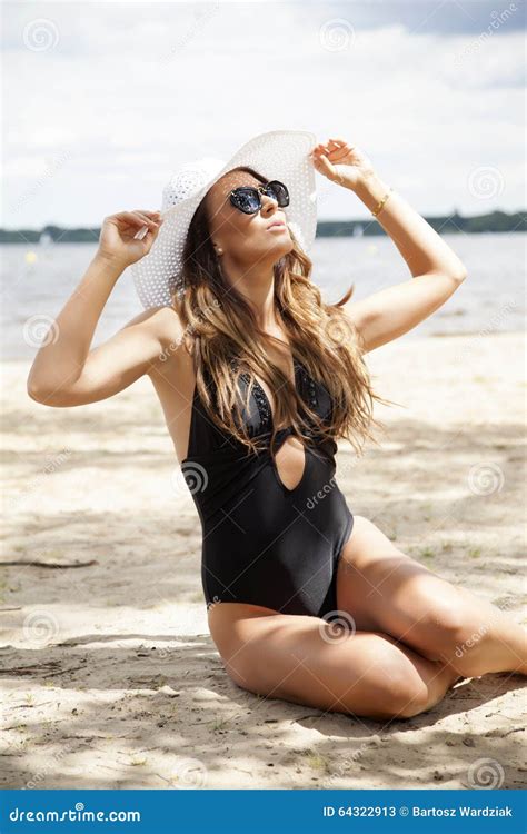Belle Femme De Brune Dans Le Bikini Noir De Robe Image Stock Image Du Assez Nuage