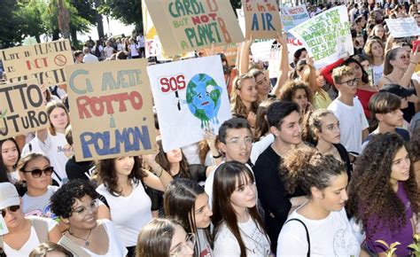 Gli Attivisti Di Fridays For Future Scendono In Piazza A Sanremo Per Lo