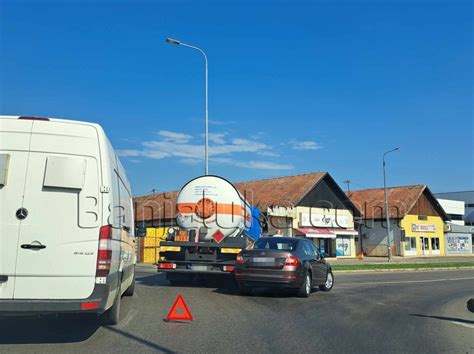 Sudar cisterne i automobila u kružnom toku kod Lesnine Foto