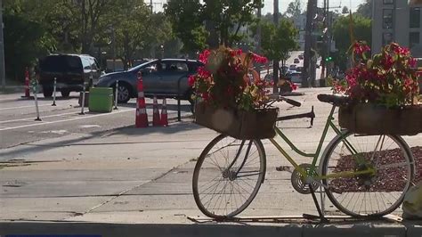 Milwaukee North Avenue Protected Bike Lanes Complete Fox6 Milwaukee