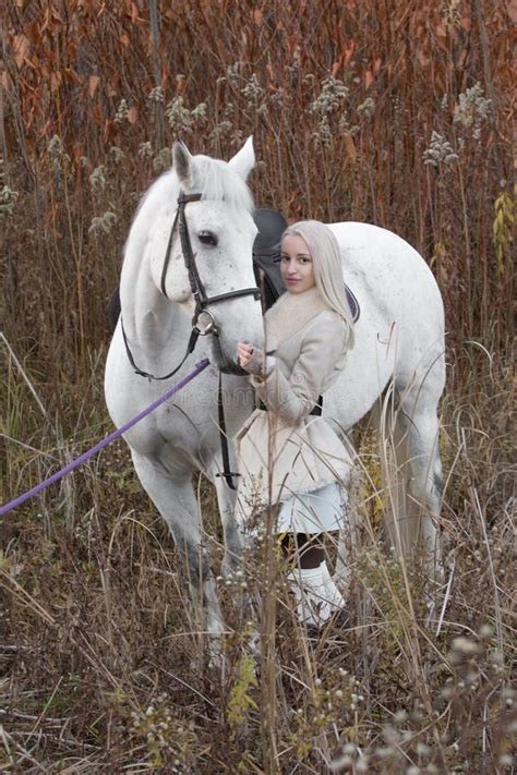 Deux Blonde Fille Avec Un Cheval Photo stock Image du extérieur équin