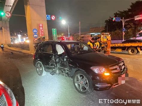 三寶賓士車「違規大迴轉」！害直行車撞爛翻覆 駕駛卡車內昏迷 Ettoday社會新聞 Ettoday新聞雲