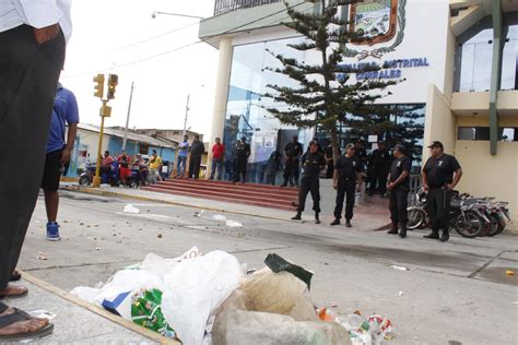 Tumbes Trabajadores de limpieza pública arrojan basura en frontis de