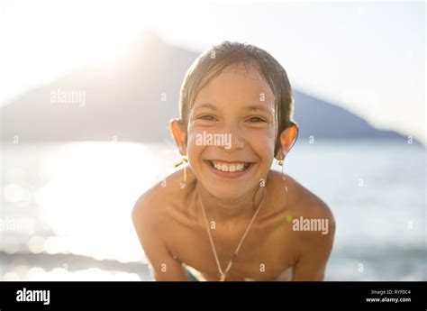 Portrait De Jolie Fille Sur La Plage Banque De Photographies Et D