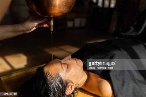 Shirodhara Ayurvedic Treatment Foto E Immagini Stock Getty Images