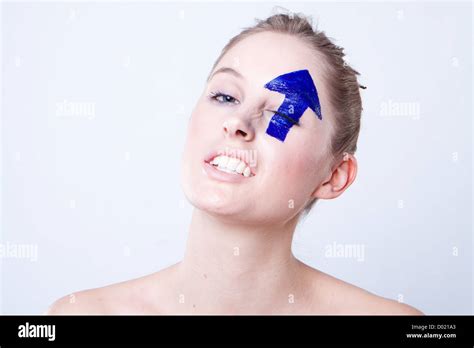 Portr T Der L Chelnde Junge Blonde Behaarte Frau Mit Nach Oben Zeigenden Pfeil Ber Auge Wei E