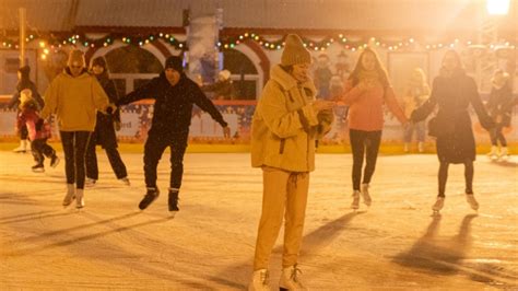 Pista de hielo de mil metros villa navideña y las atracciones de la