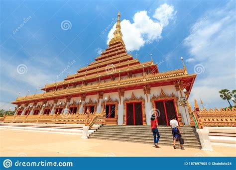 La Iglesia Tiene Un Hermoso Color Dorado En El Templo Phra Mahathat O