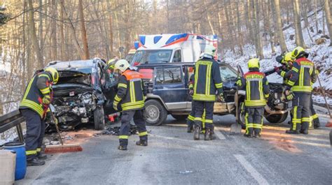 Vollsperrung der Bundesstraße 85 nach Frontalzusammenstoß bei Bad Berka