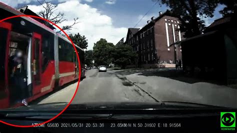 Świętochłowice Motorniczy otworzył drzwi tramwaju po złej stronie