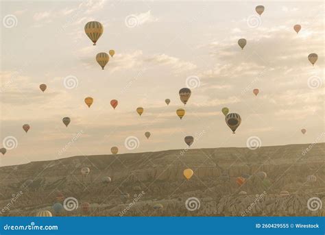 Heißluftballon in Kappadokien Redaktionelles Bild Bild von senke