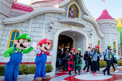 Guests-greet-mario-luigi-super-nintendo-world-japan | Pirates & Princesses