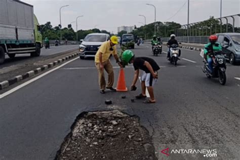 Jaktim Intensif Tambal Lubang Jalan Cegah Kecelakaan Di Musim Hujan