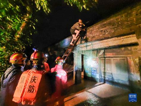 重庆13个区县遭遇暴雨 12条河流现超警戒水位洪水 搜狐大视野 搜狐新闻