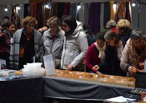 En images Mâcon la foule au rendez vous du marché aux tissus