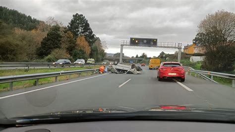 Un Coche Vuelca En La Autopista AP 9 En Cambre Y Causa Atascos La