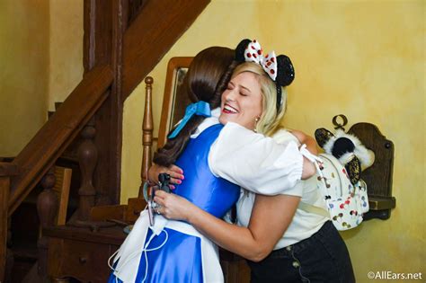 Belle Maurices Cottage Meet And Greet Traditional Molly Hugs Hugging 3