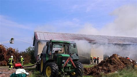 Weinried Lagerhalle Brennt In Weinried Fotos Vom Feuerwehreinsatz