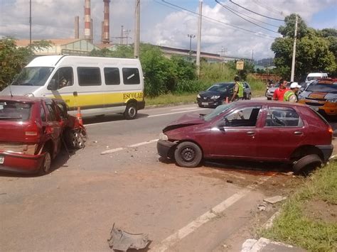 G Quatro Pessoas Ficam Feridas Em Acidente Entre Dois Carros Em