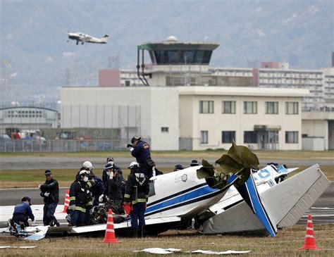 小型機墜落 ：航空事故調査官が八尾空港の滑走路を検証 写真特集68 毎日新聞