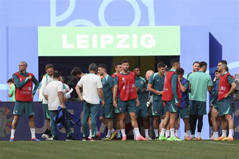 Portugal Estreia Se No Euro A Rep Blica Checa Em Leipzig