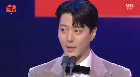 Lee Dong-gun Won Hot Issue Award At 2023 SBS Entertainment Awards - KBIZoom