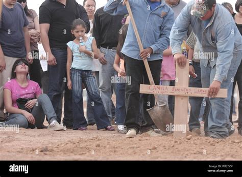 Una Madre Llora En El Suelo El Funeral De Su Hija Camila Fuentes