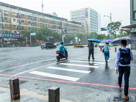 下班帶傘！大雷雨狂轟雙北，7縣市大雨特報下到何時才停？鄭明典一圖揭時間點「快出梅了」 今周刊 Line Today