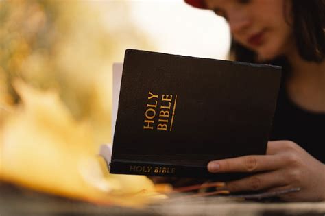 Une Adolescente Chrétienne Tient La Bible Dans Ses Mains En Lisant Le