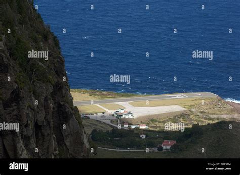 Saba airport the shortest commercial runway in the world Stock Photo ...