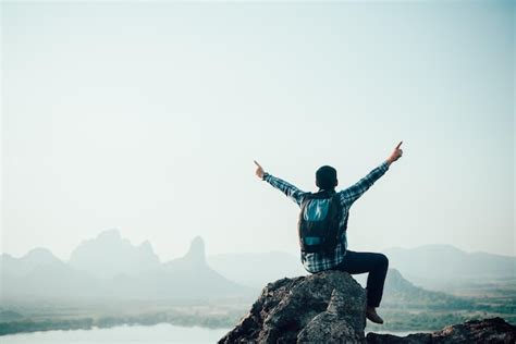 Alpinista De Homem De Sucesso Estendeu Os Bra Os No Topo Da Montanha