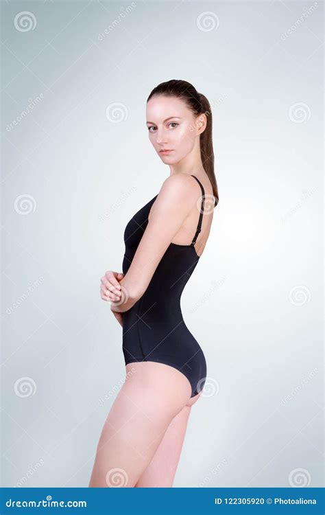 Donna Di Modo Costume Da Bagno Nero Del Bikini Fotografia Stock Immagine Di Nero Stagione