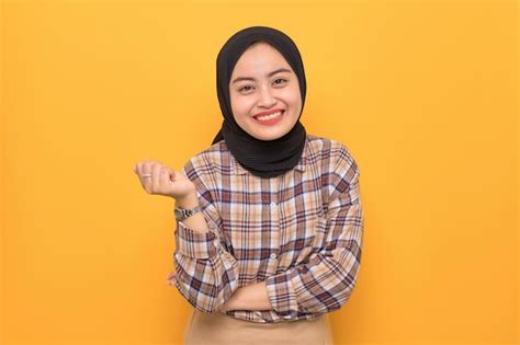 Hermosa Joven Asi Tica Con Camisa A Cuadros Sonriendo Feliz Y Luciendo